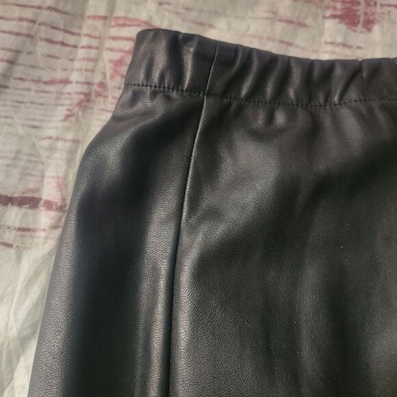 Babaton Faux Leather Mini Skirt Size 2 - Picture 3 of 5